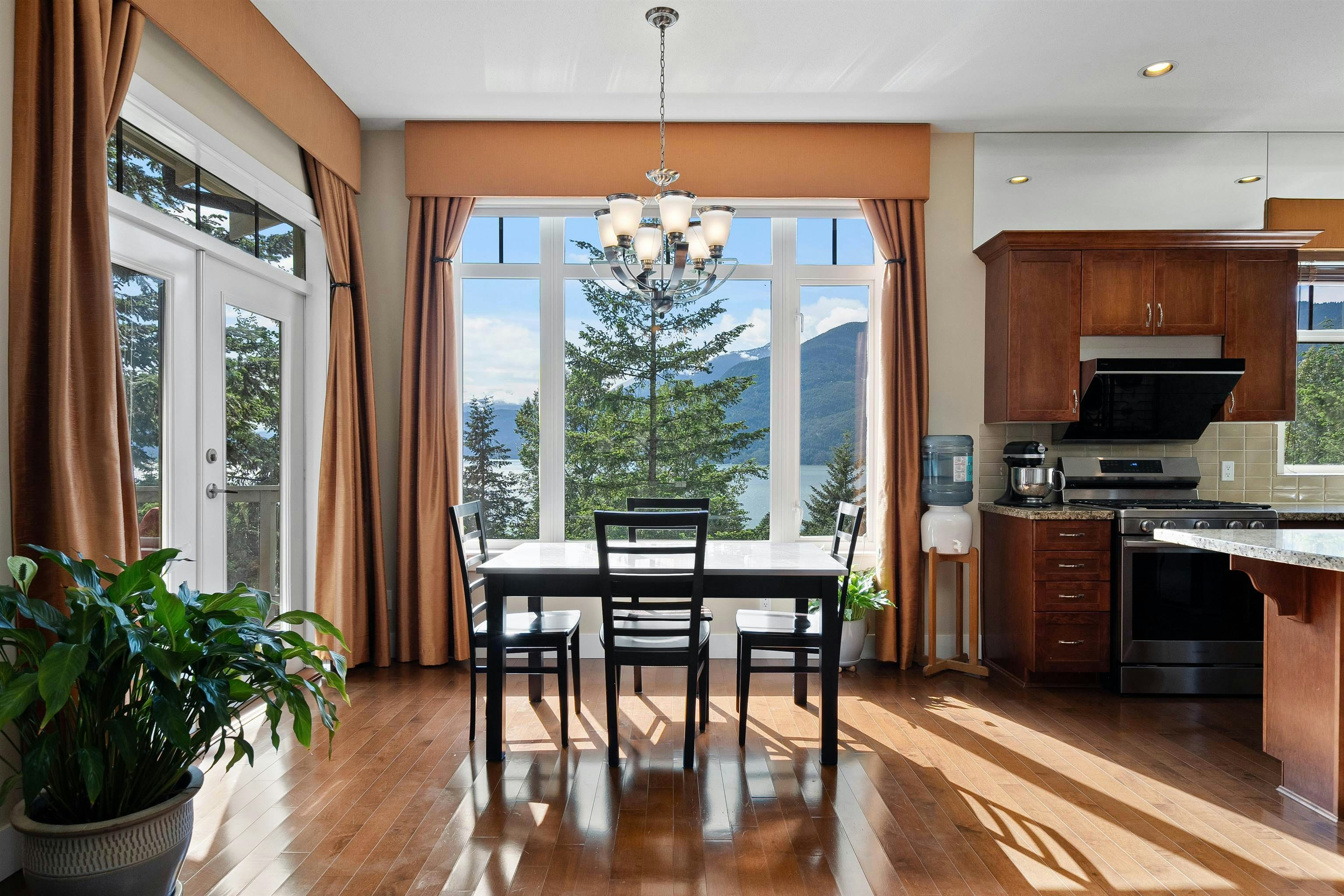 300 Ocean Crest Drive, West Vancouver, BC, V0N 3Z2