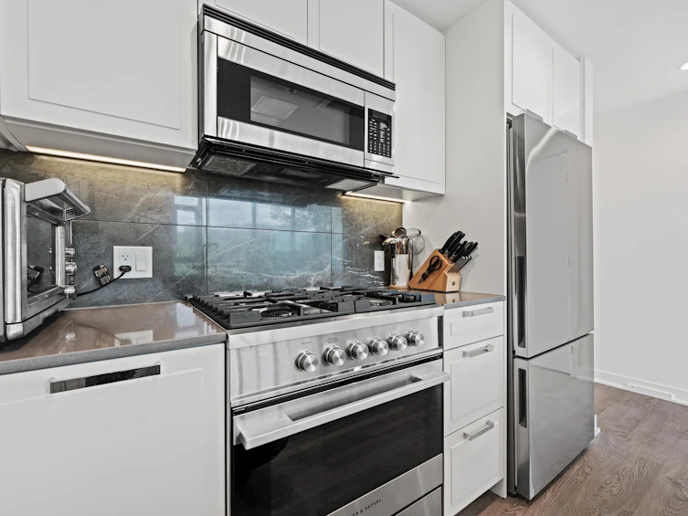 807-1401 Hunter Street, North Vancouver, BC, V7J 0E2 - 4