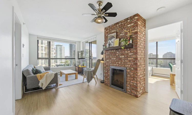 1007-833 Agnes Street