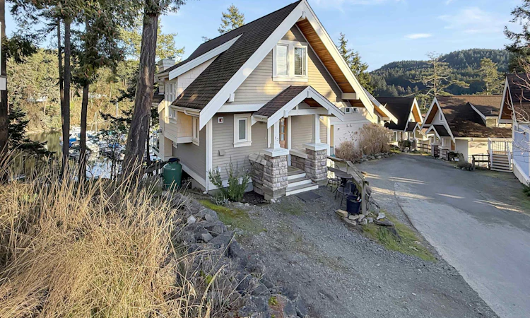 13C-2315 Mackinnon Road