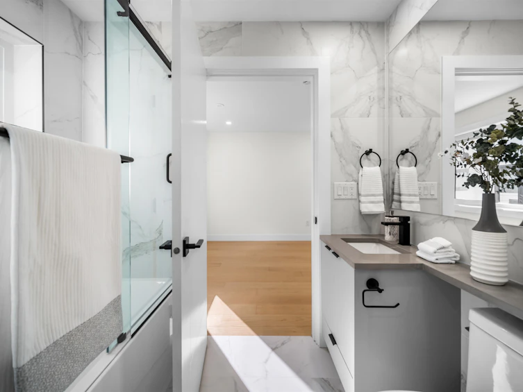 1-3576 E Pender Street, Vancouver, BC, V5K 2E3 - 9