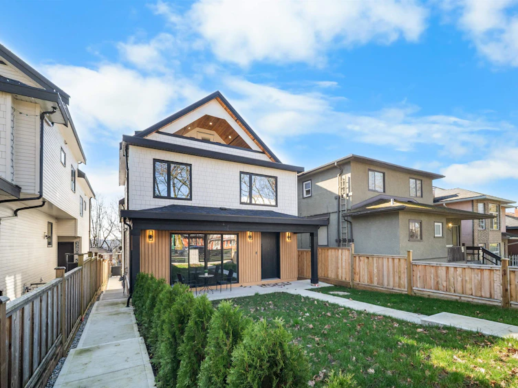 1-3576 E Pender Street, Vancouver, BC, V5K 2E3