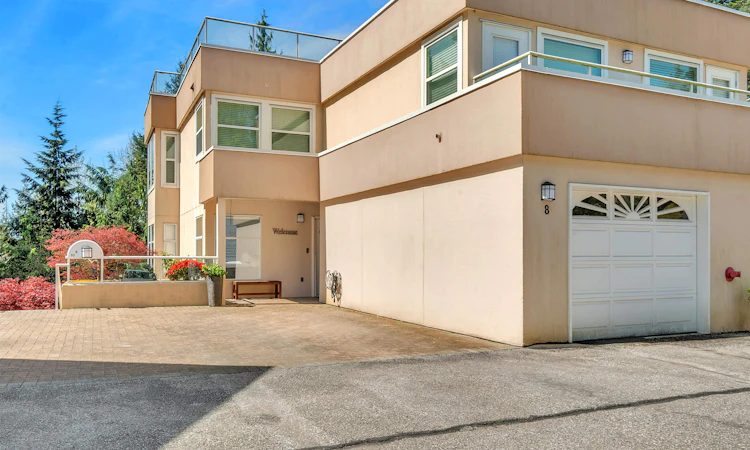 8-2425 Edgemont Boulevard