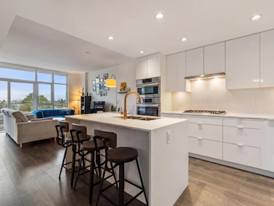 608-2435 Kingsway - 3