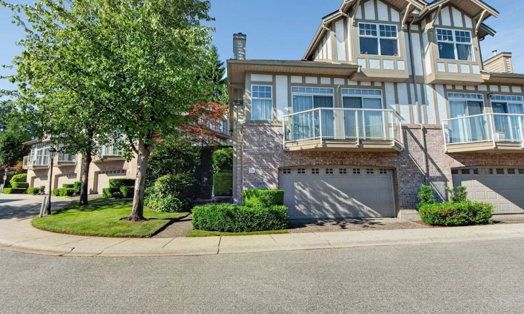 29-5221 Oakmount Crescent