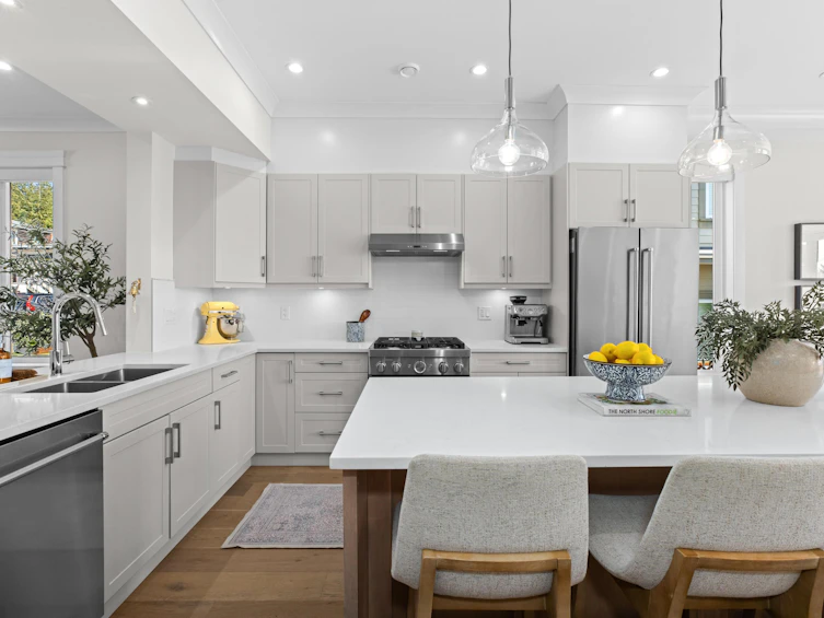 215 E 22nd Street, North Vancouver, BC, V7L 3C5 - 3