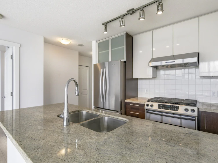 1006-2289 Yukon Crescent, Burnaby, BC, V5C 0B2 - 4