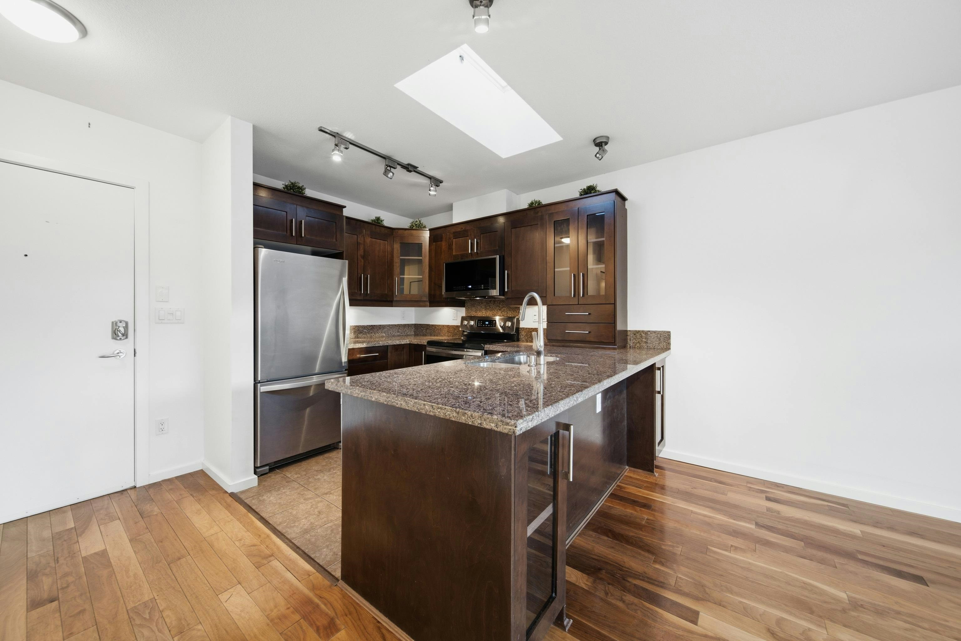 303-15777 Marine Drive, Surrey, BC, V4B 1E5