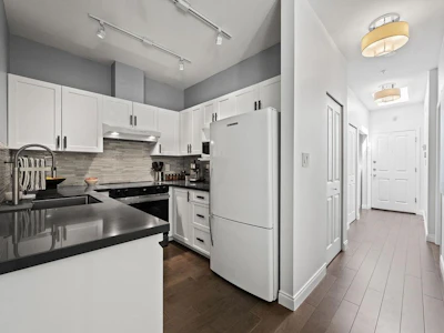 313-1675 W 10th Avenue - 2