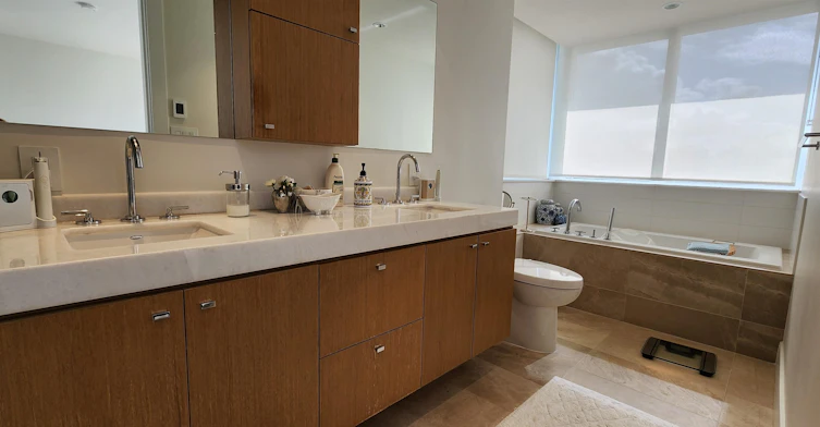 402-876 Keith, West Vancouver, BC, V7M 1M3 - 2