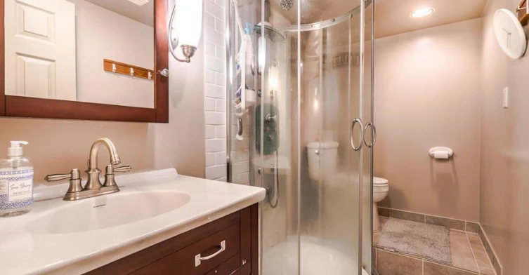 1090 Ruthina Avenue, North Vancouver, BC, V7R 2E6 - 4