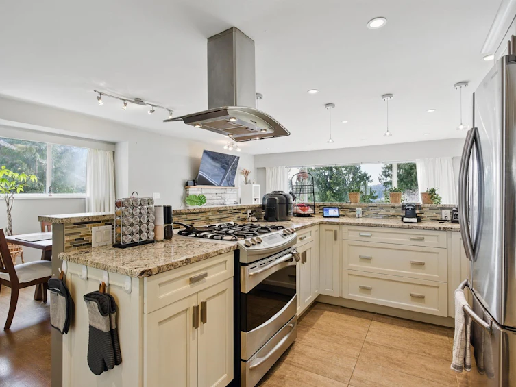 4938 Redonda Drive, North Vancouver, BC, V7R 3J9 - 10