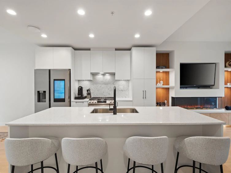 137-535 E 2nd Street, North Vancouver, BC, V7L 1E1