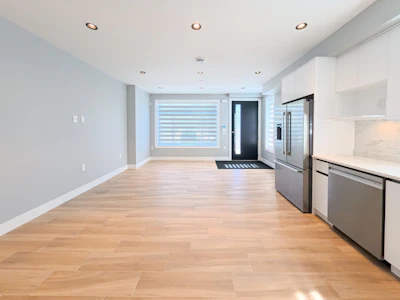 1-2557 W King Edward Avenue - 3