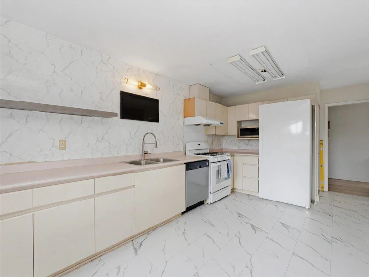 8071 Greenlake Place, Burnaby, BC, V5A 3N5 - 14
