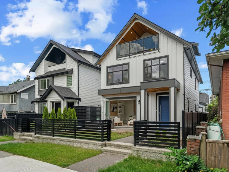 2371 Adanac Street, Vancouver, BC, V5L 2E9 - 2
