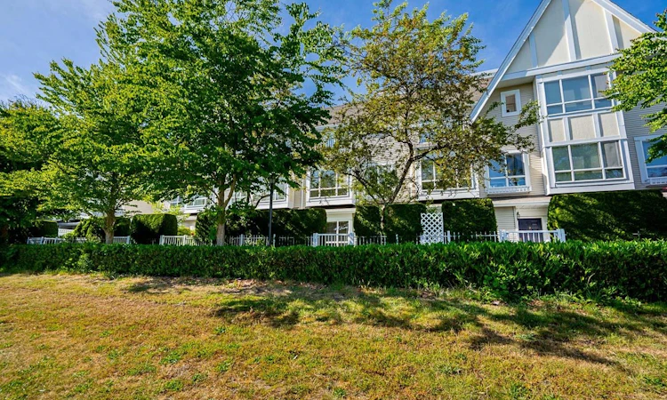 109-6588 Southoaks Crescent