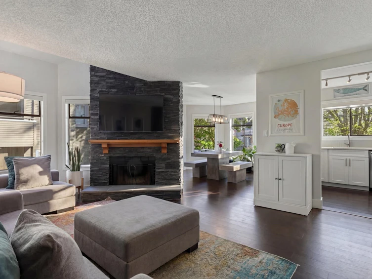 2427 W 6th Avenue, Vancouver, BC, V6K 1W2 - 2