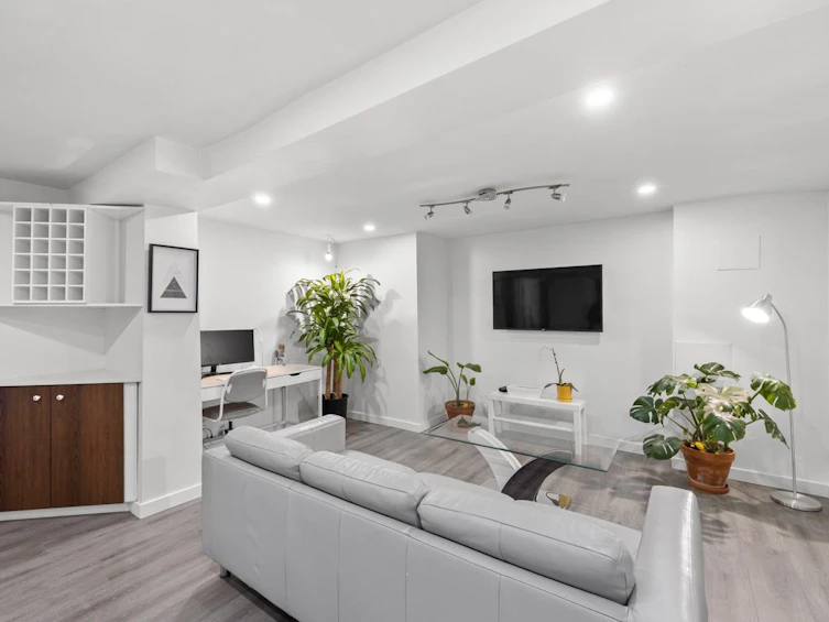 2036 E Broadway, Vancouver, BC, V5N 1W7 - 20