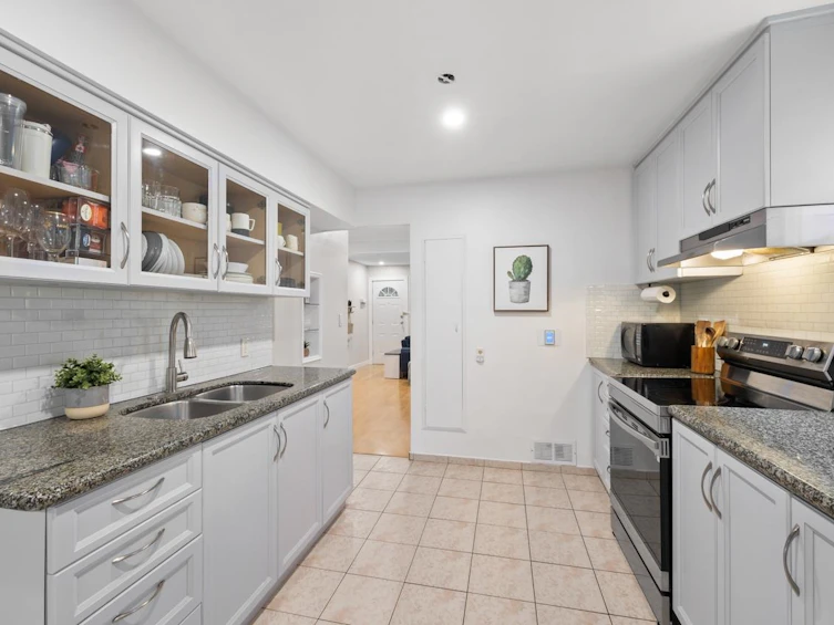 2036 E Broadway, Vancouver, BC, V5N 1W7 - 9