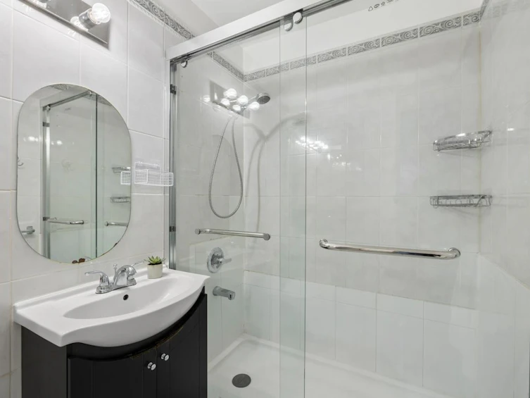2036 E Broadway, Vancouver, BC, V5N 1W7 - 12