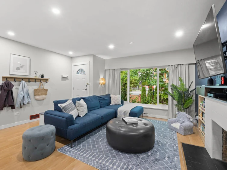 2036 E Broadway, Vancouver, BC, V5N 1W7