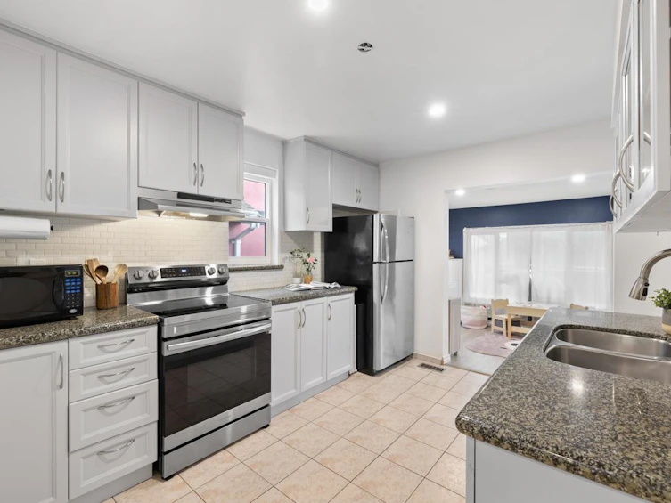 2036 E Broadway, Vancouver, BC, V5N 1W7 - 7