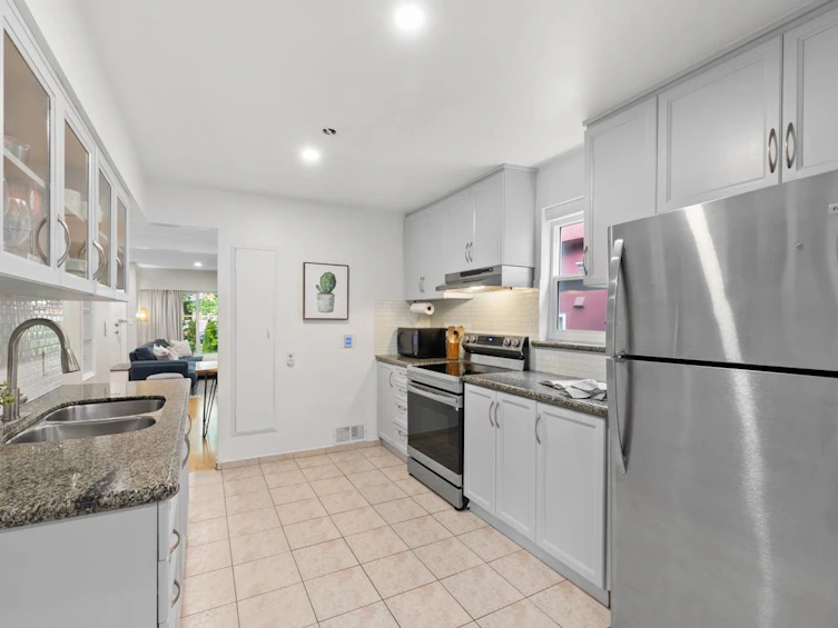 2036 E Broadway, Vancouver, BC, V5N 1W7 - 8