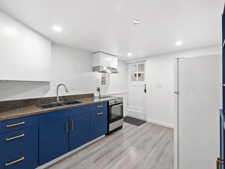 2036 E Broadway, Vancouver, BC, V5N 1W7 - 22