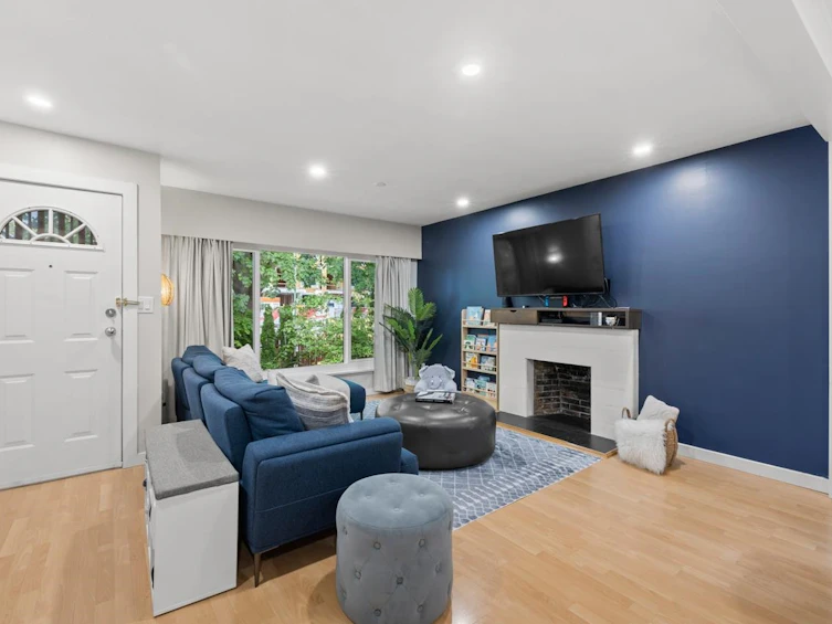 2036 E Broadway, Vancouver, BC, V5N 1W7 - 2