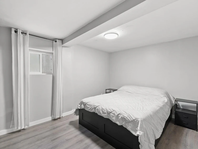 2036 E Broadway, Vancouver, BC, V5N 1W7 - 23