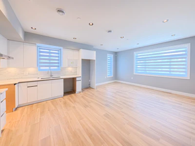 3-2557 W King Edward Avenue - 3