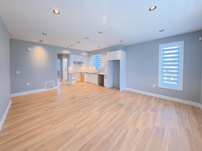 3-2557 W King Edward Avenue - 4
