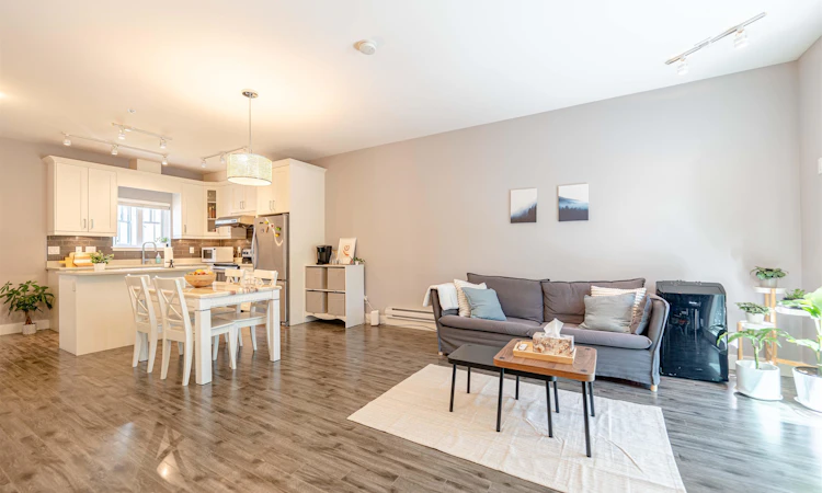 205-2263 Triumph Street