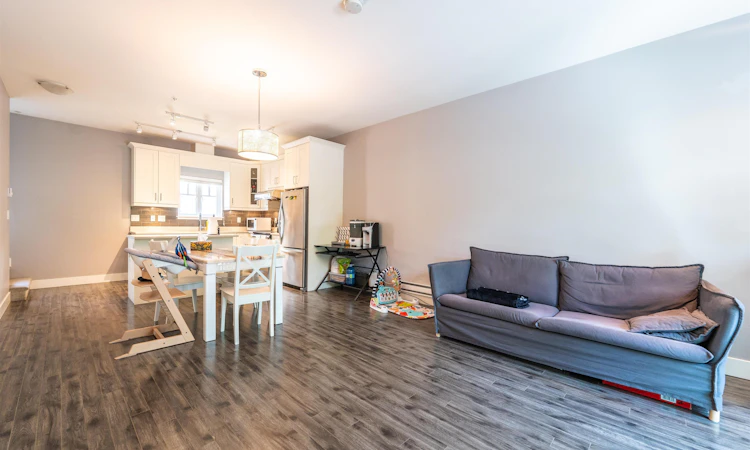 205-2263 Triumph Street