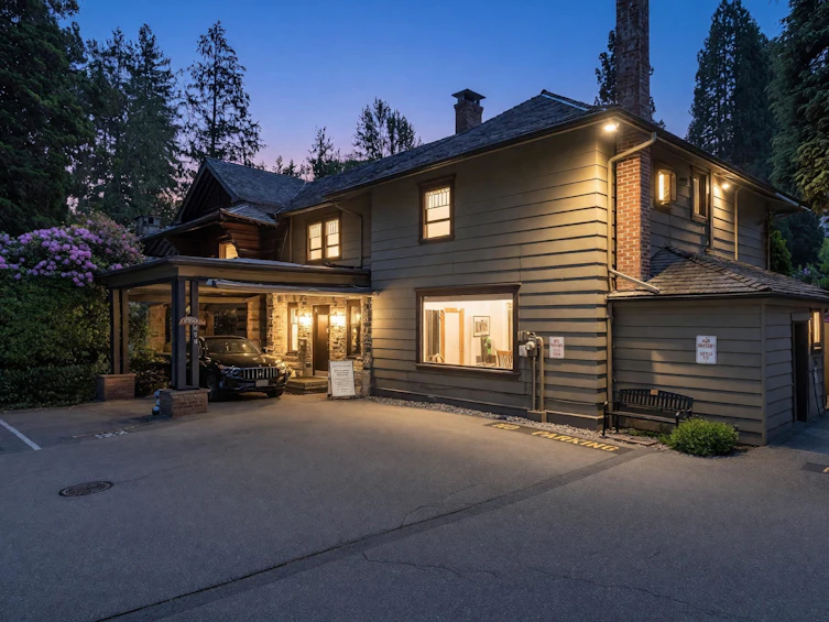 207-235 Keith Road, West Vancouver, BC, V7T 1L5