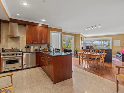 205-6688 Royal Avenue - 4