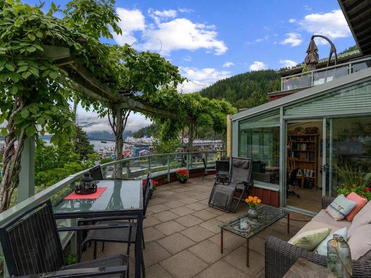 205-6688 Royal Avenue, West Vancouver, BC, V7W 2B9