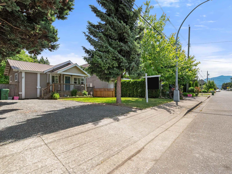 9460 Coote Street, Chilliwack, BC, V2P 6B5 - 35