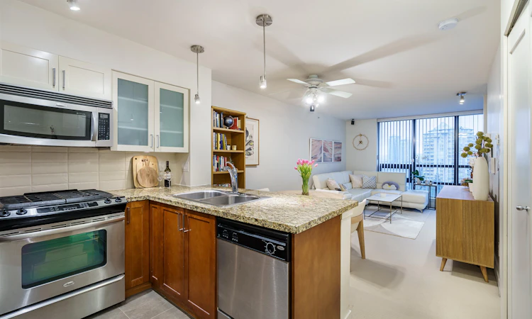 1102-1 Renaissance Square