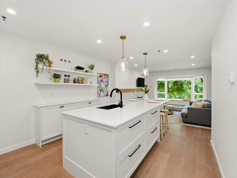 207 - 1925 W 2nd Avenue, Vancouver BC V6J 1J2