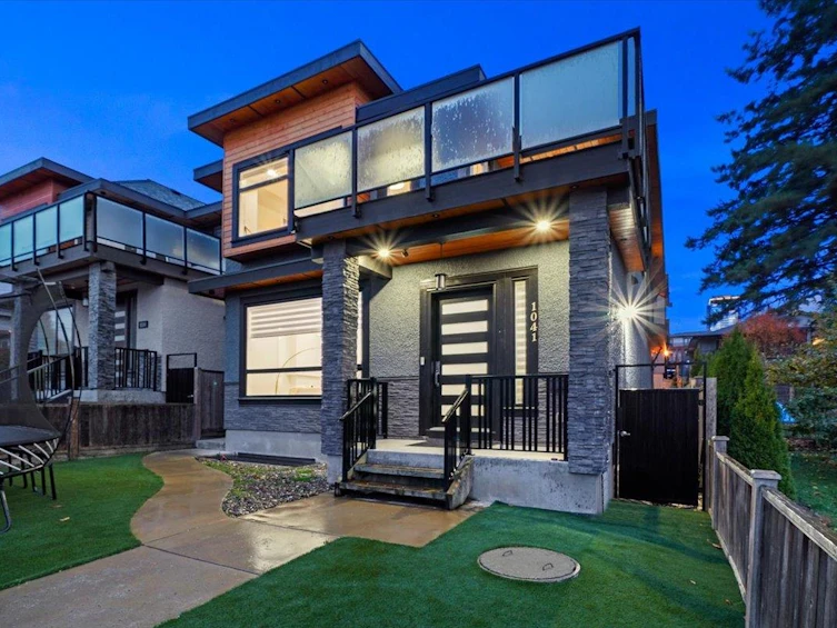 1041 Stewart Avenue, Coquitlam, BC, V3K 2N8