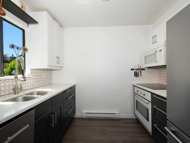 10-230 W 14 Street, North Vancouver, BC, V7M 1P3 - 9
