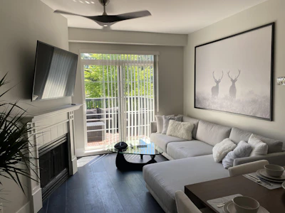 404-5605 Hampton Place - 2