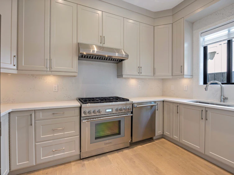 12686 25 Avenue, Surrey, BC, V4A 2K4 - 12