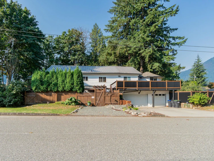 695 Hudson Bay Street, Hope, BC, V0X 1L4 - 2