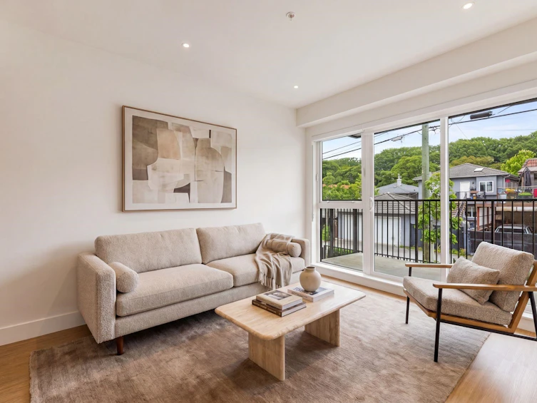 202-2235 E Broadway, Vancouver, BC, V5N 0J5