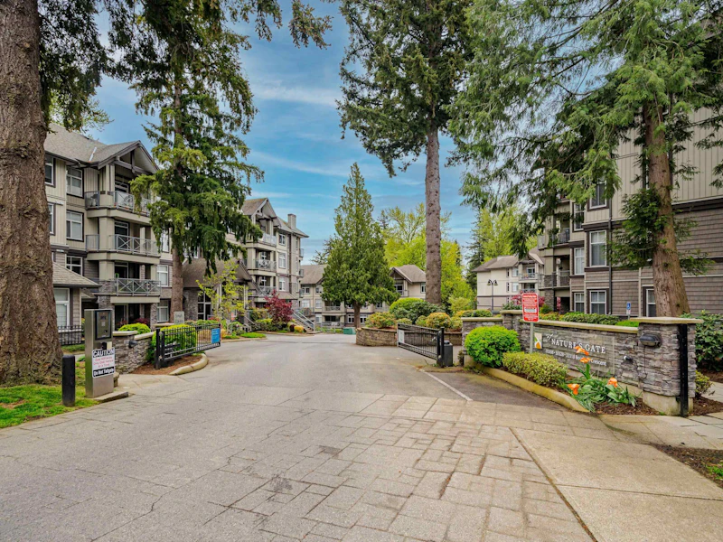 204 - 33328 E Bourquin Crescent, Abbotsford BC V2S 1Y1