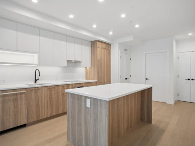 204-8398 Oak Street - 3