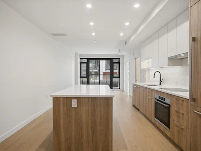 204-8398 Oak Street - 2